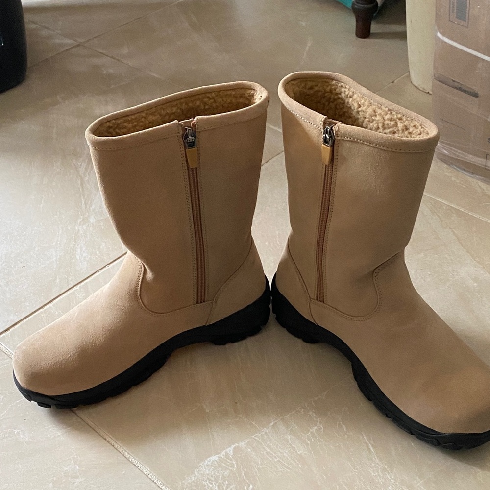 Cabela's Tan Winter Boots with Black Soles - Picture 2 of 6